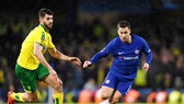 Eden Hazard (phải) nỗ lực đi bóng trước Nelson Oliveira (Norwich). Ảnh: Getty Images