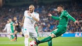 Benzema (trắng) ghi bàn, Real vẫn để thua nhục nhã. Ảnh: Getty Images.