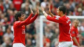 Tevez (trái) và Ronaldo khi còn thi đấu chung màu áo Man.United. Ảnh: Getty Images