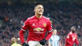 Alexis Sanchez mừng bàn thắng đầu tiên cho Man.United ở trận gặp Huddersfield Town cuối tuần qua. Ảnh: Getty Images