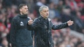 HLV Jose Mourinho với dáng vẻ thất vọng chứng kiến màn trình diễn nhợt nhạt của các học trò. Ảnh: Getty Images