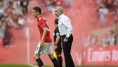 HLV Jose Mourinho quyết liệt chỉ đạo “người hùng” Ander Herrera. Ảnh: Getty Images