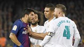 Suarez cãi nhau kịch liệt với Ramos. Ảnh: Getty Images