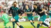 Manolo Gabbiadini (trái) ghi bàn thắng quý như vàng giúp Southampton gần chắc chắn trụ hạng. Ảnh: Getty Images