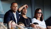 Gia đình Neymar dường như đã đặt cả trái tim ở Real. Ảnh AS.