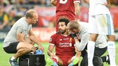 Mohamed Salah thẫn thờ sau chấn thương. Ảnh: Getty Images    
