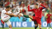 Những pha bóng mạnh bạo là điều Cristiano Ronaldo (phải) phải sẵn sàng trước Uruguay. Ảnh: Getty Images  