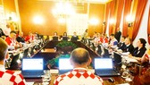 Các chính trị gia Croatia đi làm với đồng phục là màu áo tuyển quốc gia. Ảnh Bleacher Report Football.