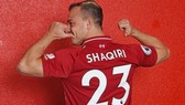 Xherdan Shaqiri hào hứng khoe số áo trong ngày ra mắt Liverpool. Ảnh: Getty Images