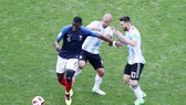 Pogba thể hiện tinh thần chiến binh trước Messi và đồng đội. Ảnh: Getty Images