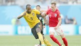 Romelu Lukaku (Bỉ, trái) và Phil Jones (Anh) đối đầu nhau ở trận tranh hạng 3 World Cup 2018. Ảnh: Getty Images