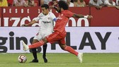 Marcelo luôn đuối sức trước những pha đi bóng của Navas. Ảnh Marca.