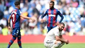 Karim Benzema thất vọng trước niềm vui chiến thắng của Levante.