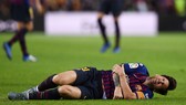 Lionel Messi rất đau đớn sau chấn thương. Ảnh: Getty Images    