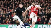 Pha bóng dẫn đến chấn thương nghiêm trọng của Henrikh Mkhitaryan (phải). Ảnh: PA