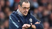 HLV Maurizio Sarri cảm nhận rõ thời gian của mình ở Chelsea đang ngắn dần. Ảnh: Sky Sports