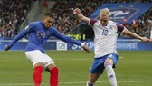 Kylian Mbappe (trái) tỏa sáng giúp tuyển Pháp thắng vang dội. Ảnh: Getty Images    