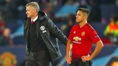 HLV Ole Gunnar Solskjaer muốn chia tay Alexis Sanchez lúc này chẳng dễ. Ảnh: Getty Images