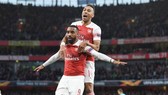 “2 trọng pháo” Alexandre Lacazette và Pierre-Emerick Aubameyang đồng loạt nổ súng cho Arsenal. Ảnh: Getty Images    
