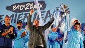 HLV Pep Guardiola mừng chiến công trước người hâm mộ Man.City. Ảnh: Daily Mail
