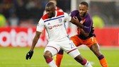 Tanguy Ndombele (trái) cùng Lyon đối đầu Man.City mùa qua. Ảnh: Getty Images