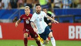 Lionel Messi và Argentina đang tiến đi theo cách ngày càng vững chắc và nguy hiểm hơn. Ảnh: Getty Images