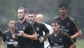 Gareth Bale đội mưa tập luyện ngay ngày đầu tiên cùng Real Madrid. Ảnh: Daily Mail      
