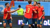 Đội trưởng Sergio Ramos tiếp tục sắm vai người hùng của La Roja. Ảnh: Getty Images