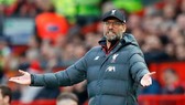HLV Jurgen Klopp phản ứng mạnh mẽ trong trận đấu. Ảnh: Getty Images