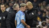 HLV Pep Guardiola chia sẻ trước vẻ đau đớn của Sergio Aguero. Ảnh: Getty Images