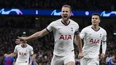 Harry Kane ghi cú đúp bàn thắng giúp Tottenham ngược dòng ấn tượng. Ảnh: Getty Images