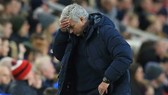 HLV Jose Mourinho thật sự đau đầu với hiện trạng của Tottenham. Ảnh: Getty Images    