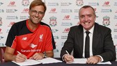 Ian Ayre và Jurgen Klopp trong khoảnh khắc có thể đang làm thay đổi lịch sử Liverpool. Ảnh: Getty Images    