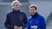 HLV Quique Setien và ngôi sao số 1 Lionel Messi khá thoải mái trên sân tập. Ảnh: Getty Images