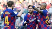 Lionel Messi và đồng đội khó tập trung tối đa khi ra sân tại Napoli. Ảnh: Getty Images