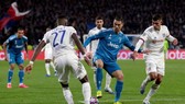 Cristiano Ronaldo cô đơn trong vòng vây cầu thủ Lyon. 