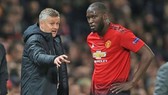 HLV Ole Gunnar Solskjaer tránh được nguy cơ sớm đối đầu Romelu Lukaku. Ảnh: Getty Images