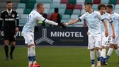 Cầu thủ Dinamo Minsk (phải) mừng bàn thắng trước Torpedo Zhodino. Ảnh: Buzz.ie