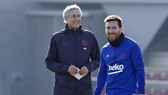 HLV Quique Setien tin Lionel Messi hạnh phúc và cam kết với Barca. Ảnh: Getty Images   
