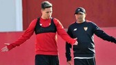 Samir Nasri và HLV Jorge Sampaoli trong thời gian tại Sevilla. Ảnh: Getty Images