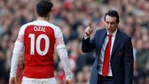 HLV Unai Emery tin nhiệm kỳ của ông tại Arsenal sẽ khác nếu Mesut Oezil khác đi. Ảnh: Getty Images