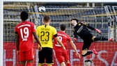 Thủ thành Roman Buerki bất lực nhìn bóng vào lưới, Dortmund cũng buông bỏ cuộc đua trước Bayern. Ảnh: Getty Images