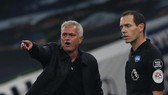 HLV Jose Mourinho phản ứng mạnh sau các quyết định thổi phạt đền.