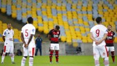 Cầu thủ Flamengo và Bangu mặc niệm các nạn nhân Covid-19.