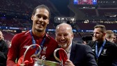Peter Moore mừng chức vô địch Champions League cùng Liverpool. Ảnh: Getty Images