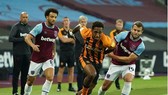 Hull City (giữa) đã từ chối xét nghiệm dù phía West Ham sẵn sàng chi tiền cho điều đó. Ảnh: Getty Images