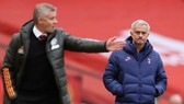 HLV Jose Mourinho đã có những chia sẻ với Ole Gunnar Solskjaer sau kết quả sốc. Ảnh: Getty Images
