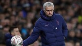 HLV Jose Mourinho thừa nhận điểm yếu phòng ngự của Tottenham. Ảnh: Getty Images