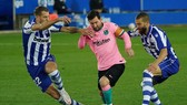 Lionel Messi và Barcelona bất lực trước hàng thủ Alaves. Ảnh: Getty Images