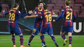 Lionel Messi và đồng đội Barcelona mừng chiến thắng. Ảnh: Getty Images  